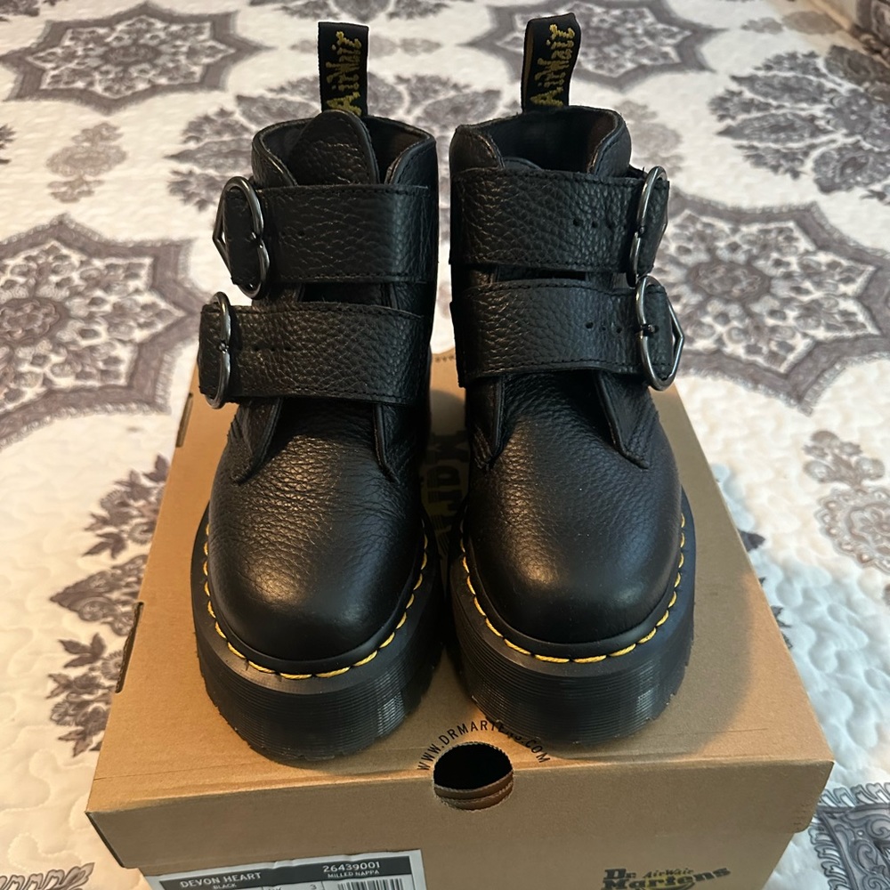 Dr. Martens Devon Heart